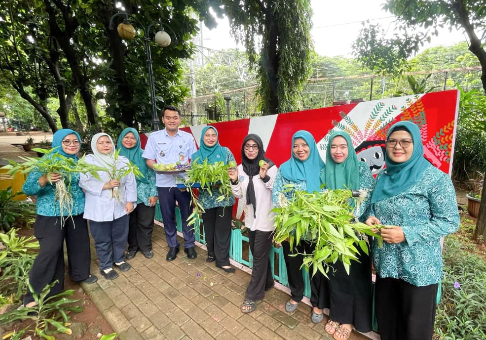 Panen Sayuran Hidroponik di RPTRA Bonti